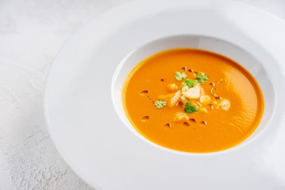 Hledáte rybí restaurace v Praze? Kousek za Prahou v restauraci Na Krétě právě podávají speciální rybí menu. Ochutnejte třeba krevetový bisque (do 20.8.2026)