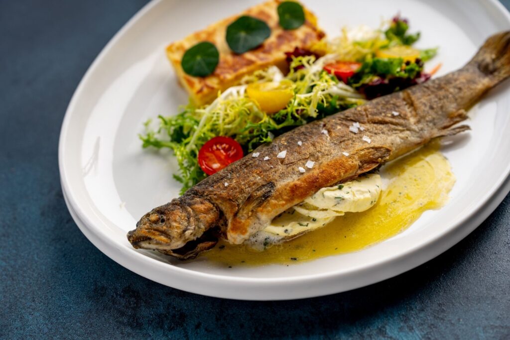 Hledáte rybí restaurace v Praze? Kousek za Prahou v restauraci Na Krétě právě podávají speciální rybí menu. Ochutnejte třeba pstruha duhového pečeného v celku (do 20.8.2026)