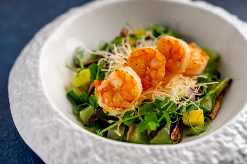 Hledáte rybí restaurace v Praze? Kousek za Prahou v restauraci Na Krétě právě podávají speciální rybí menu. Ochutnejte třeba salát s krevetami (do 20.8.2026)