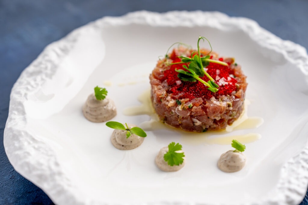Hledáte rybí restaurace v Praze? Kousek za Prahou v restauraci Na Krétě právě podávají speciální rybí menu. Ochutnejte třeba tuňákový tartar (do 20.8.2026)