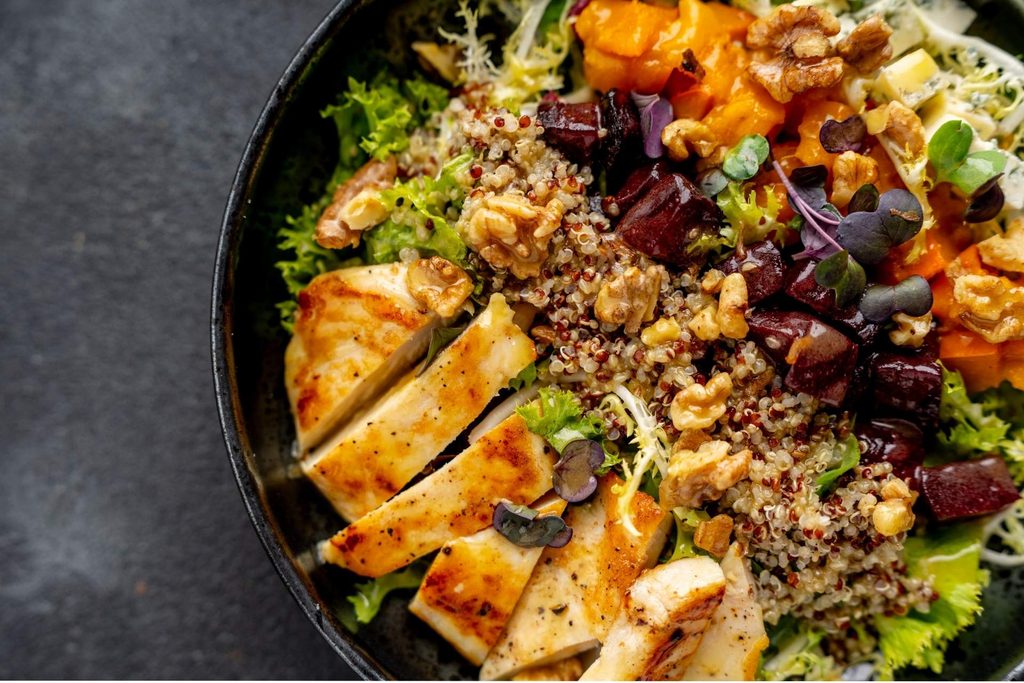 Quinoa salát s grilovaným kuřecím prsíčkem, ořechy a modrým sýrem