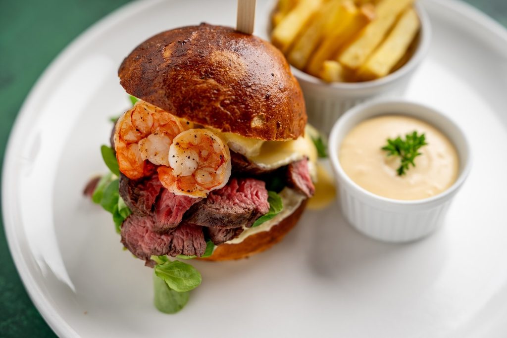 SURF AND TURF BURGER - filírovaný steak a krevety v máslové bulce. Burger ve stylu ikonického hovězího Surf & Turf steaku