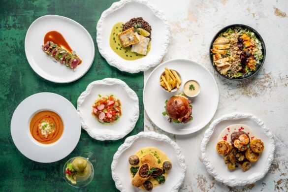 Surf & Turf steak z prémiového hovězího masa s krevetou - ikonický pokrm, který dal název celému speciálnímu menu restaurace Na Krétě