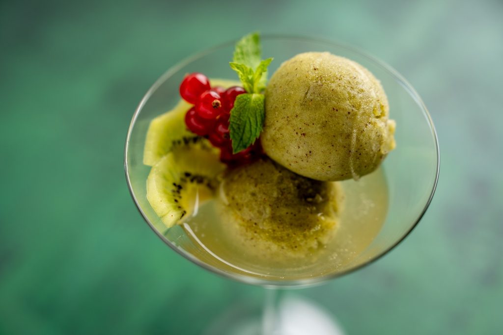Domácí kiwi sorbet s proseccem - osvěžující dezert uzavírá nové speciální SURF AND TURF MENU v restauraci Na Krétě v Hořovicích