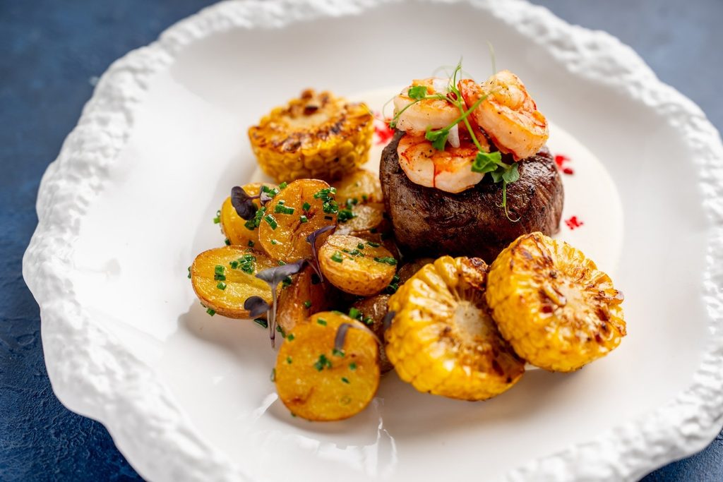 SURF & TURF STEAK - legendární hovězí steak s krevetou najdete na novém speciálním menu restaurace Na Krétě v Hořovicích