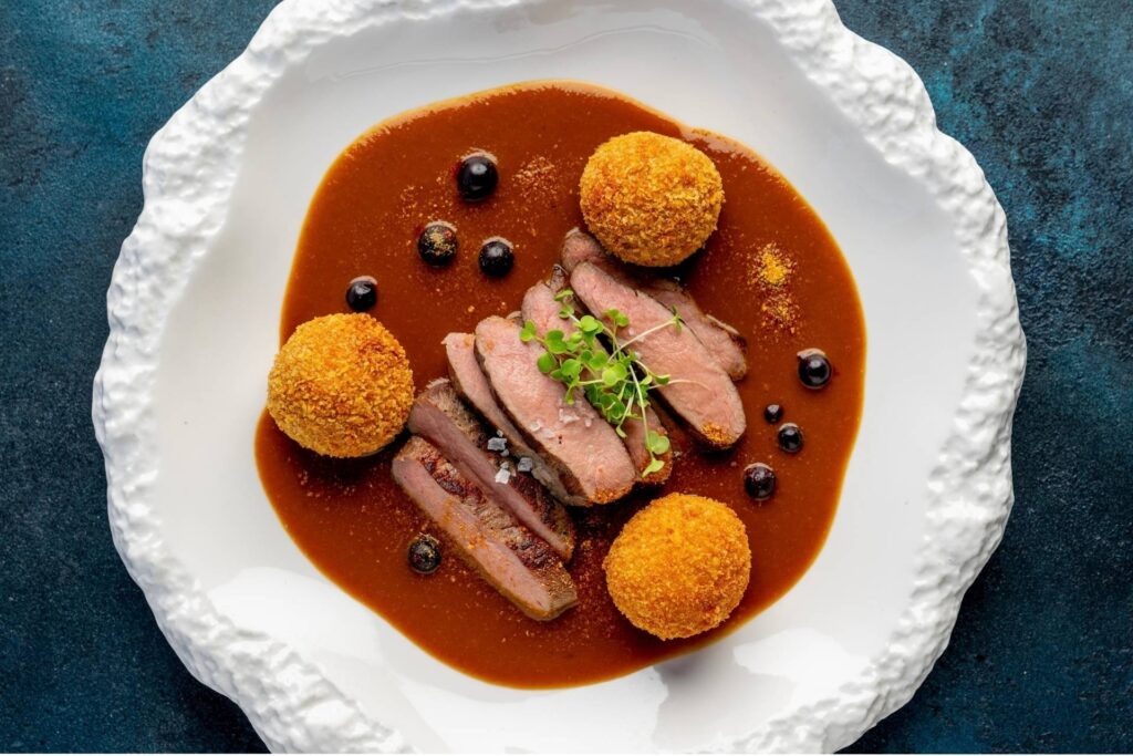 Se zelím nebo se šípkovou? My kopeme za tým "se šípkovou". Kančí hřbet na našem speciálním podzimním menu.