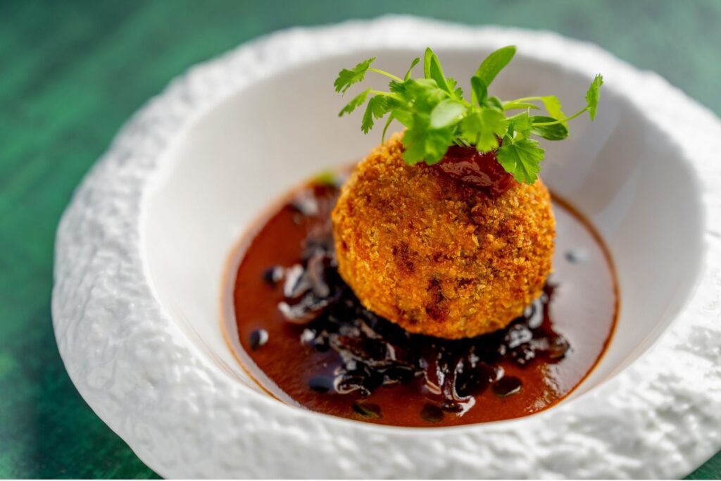 Speciální podzimní menu v restauraci Na Krétě - vyzkoušejte třeba křupavou kroketu s kančím masem jako teplý předkrm.