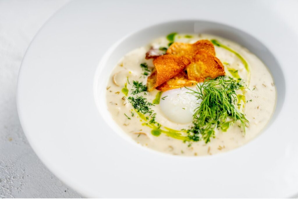 Nejlepší kulajda? Co zkusit tu naši krémovou se zastřeným vejcem a domácím bramborovým chipsem pro extra křupnutí? Podzimní menu v restauraci Na Krétě je vymazlené.