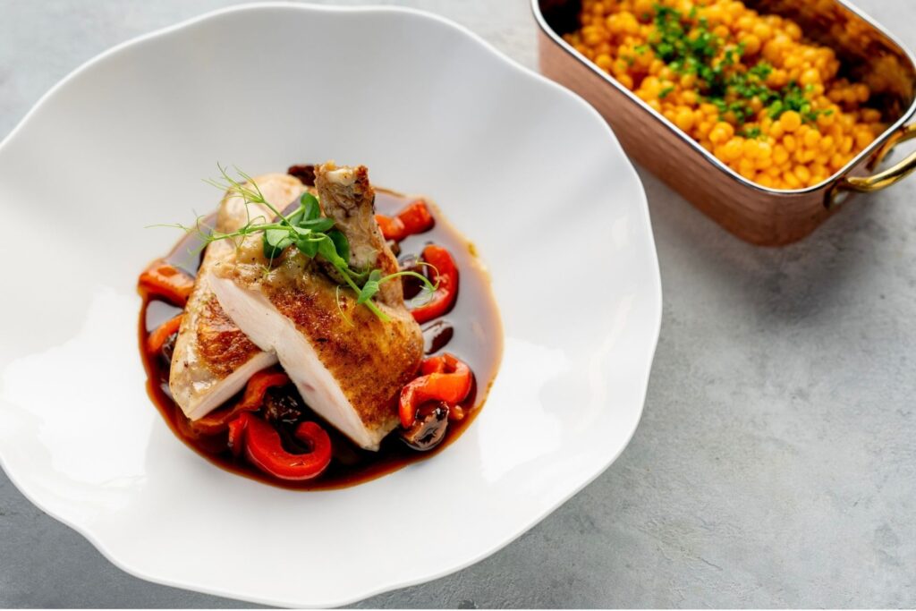 Šťavnaté kuřecí supreme podáváme s tarhoňou. Podzimní menu v restauraci Na Krétě láká k ochutnání.