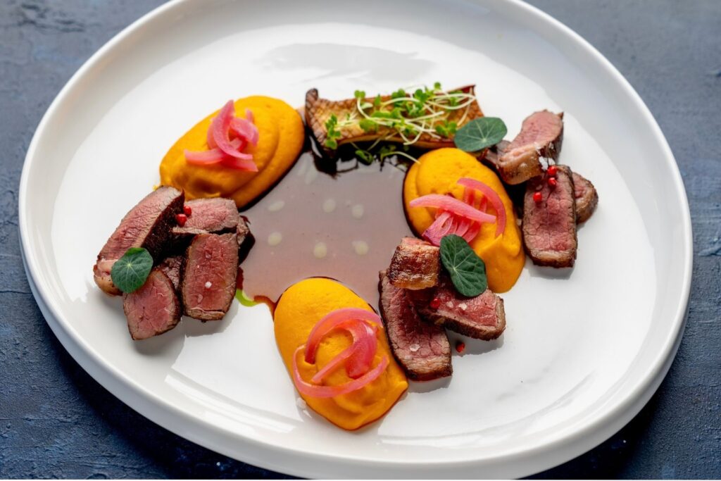 Hovězí picanha - filírovaný steak podáváme s dýňovým pyré. Přijďte ochutnat naše speciální podzimní menu.
