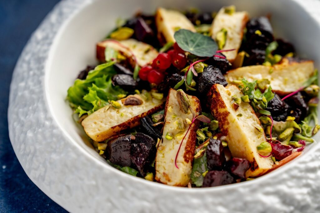 Míchaný salát s grilovaným halloumi. Kombinace sýru halloumi s červenou řepou nás baví.
