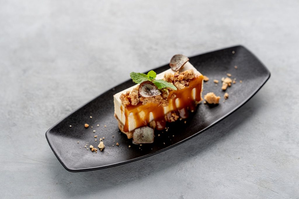 Myslíte, že se lanýž hodí i na dezert? Jistě že ano! Přijďte ochutnat do Hořovic do restaurace Na Krétě - jako sladkou tečku tu podáváme VANILKOVÝ CHEESECAKE S GANÁŽÍ Z BÍLÉ ČOKOLÁDY a lanýžovým karamelem