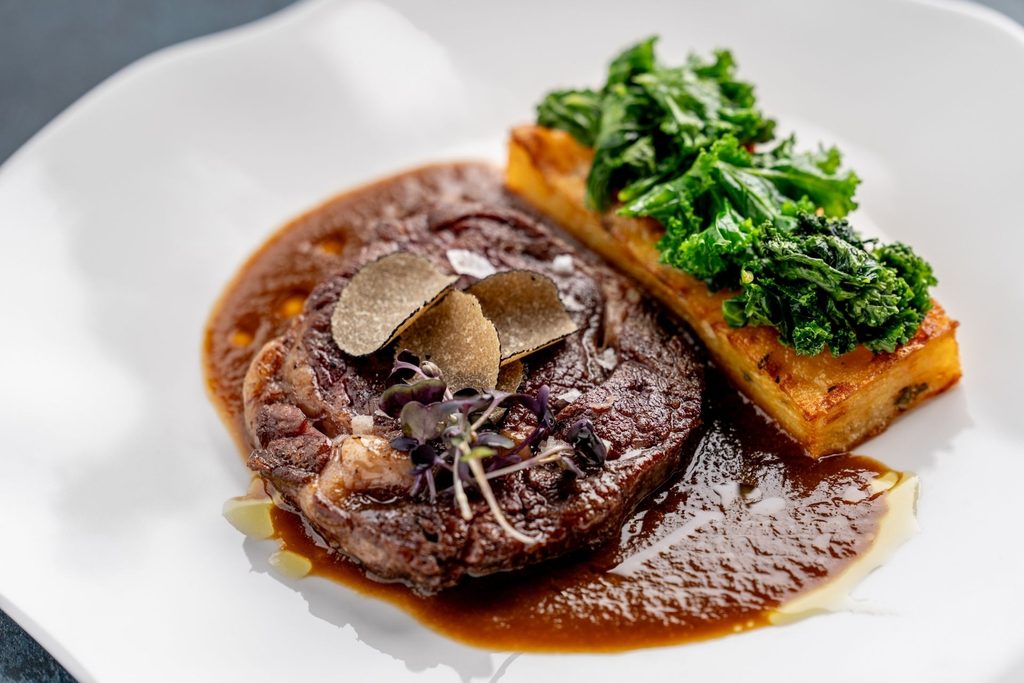 HOVĚZÍ RIB EYE STEAK S BRAMBOROVÝM PAVÉ a čerstvým lanýžem
