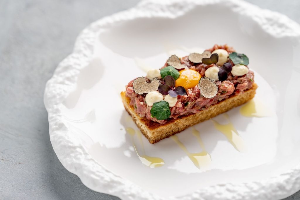 Kam na speciality s lanýži? Tuto delikatesu si můžete vychutnat v Hořovicích v restauraci Na Krétě v rámci časově omezeného lanýžového menu. Zde lanýžová majonéza a plátky čerstvého lanýže na telecím tataráku.