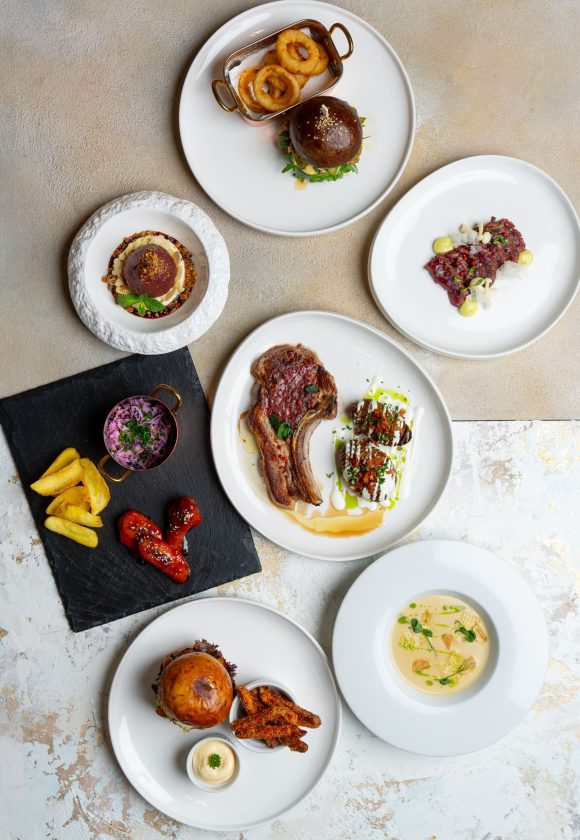 STEAK & BURGER speciální nabídka - šťavnaté burgery a tomahawk steak u nás Na Krétě v Hořovicích právě teď v časově omezeném gastronomickém speciálu pro milovníky masa